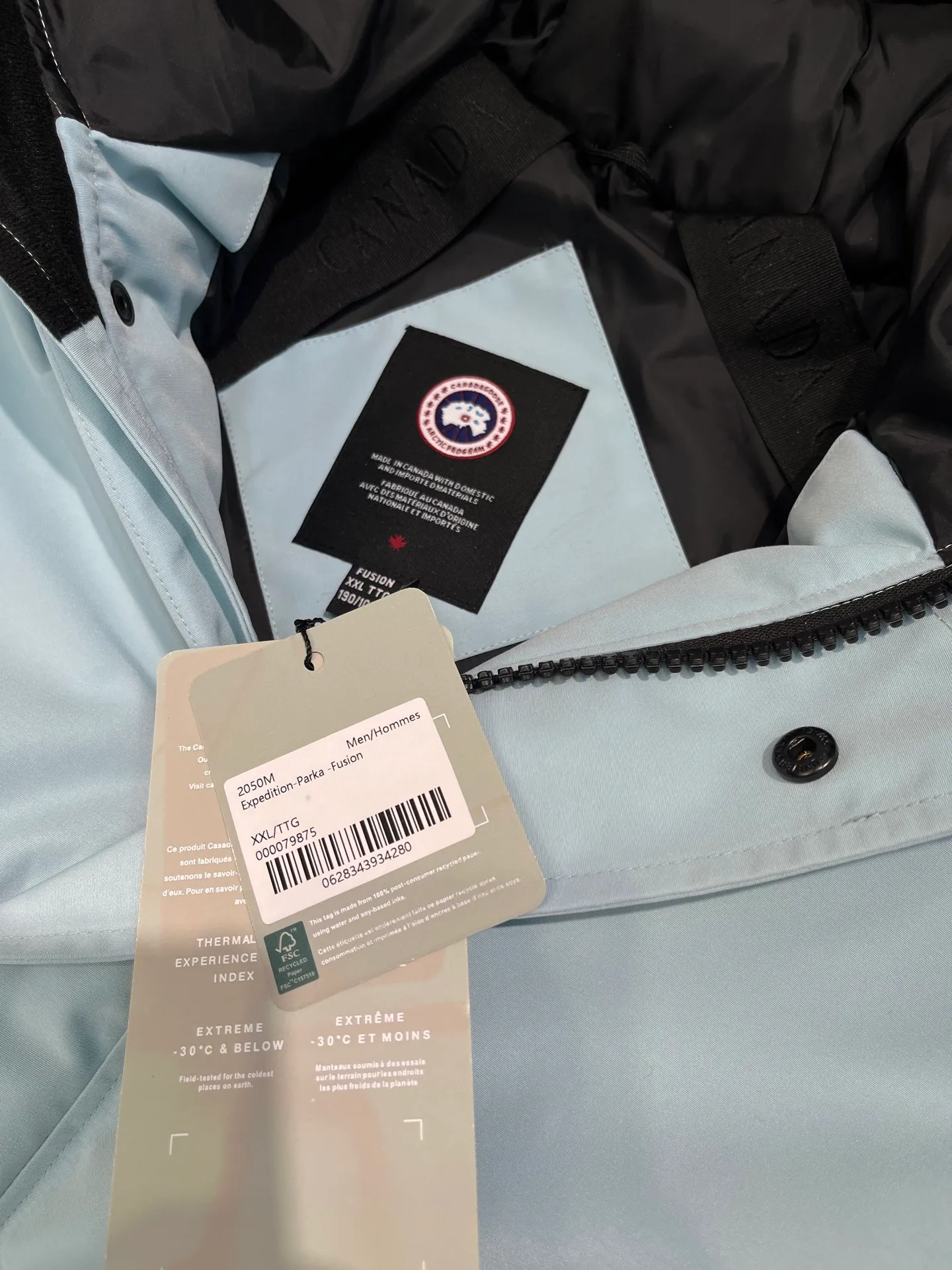 P780 high-end version (new version of Big Goose 01) Canada Goose Canada Goose #Chilliwack 7999M bomber jacket short down jacket/01 model #Men and Women Same Style# ➖ Genuine synchronous anti-counterfeiting chip sensor! ➖ Imported 21S polyester-cotton blended original fabric [last year’s 16S/18S hard fabrics have been completely eliminated, this year all use 21S genuine synchronous fabrics, the soft mid-strap feels delicate and textured], genuine synchronous Feather-Light 10D waterproof coating fabric, made of 84.5 polyester fiber and 15.5 cotton, 100% the best feel in the entire network! ➖ The genuine official website is synchronized with the national standard 80 white duck down, you can check the official website customer service, there will never be a series of misleading claims such as 90 down or goose down! ➖ Using the best nylon lining with double double-layer sealing design, velvet-proof No. 7 needle + grid-filled down ready-made garments, there is 100% no so-called velvet running! ➖ The cuffs are designed with thickened seamless threads, and the collar and pockets are lined with top-quality polar fleece to keep you warm and comfortable! ➖ Yoshida YKK provides original custom-made electroplated sliders. YKK two-way lockable zippers are tight and smooth and will not peel off paint! ➖ 3M composite guarantees that the Velcro is the same as the original, durable, and all accessories and hardware are custom-made! ➖ Imported BEHRINGER embroidery machine to customize the 10,000-needle embroidery logo, 98% of which can be reproduced to restore the original logo. You can check and compare on the official website! ➖ The fur collars are all made of large pieces of Western Canadian blue wolf hide, ensuring that each fur collar is 13-15cm wide!   Size:XS-XXL